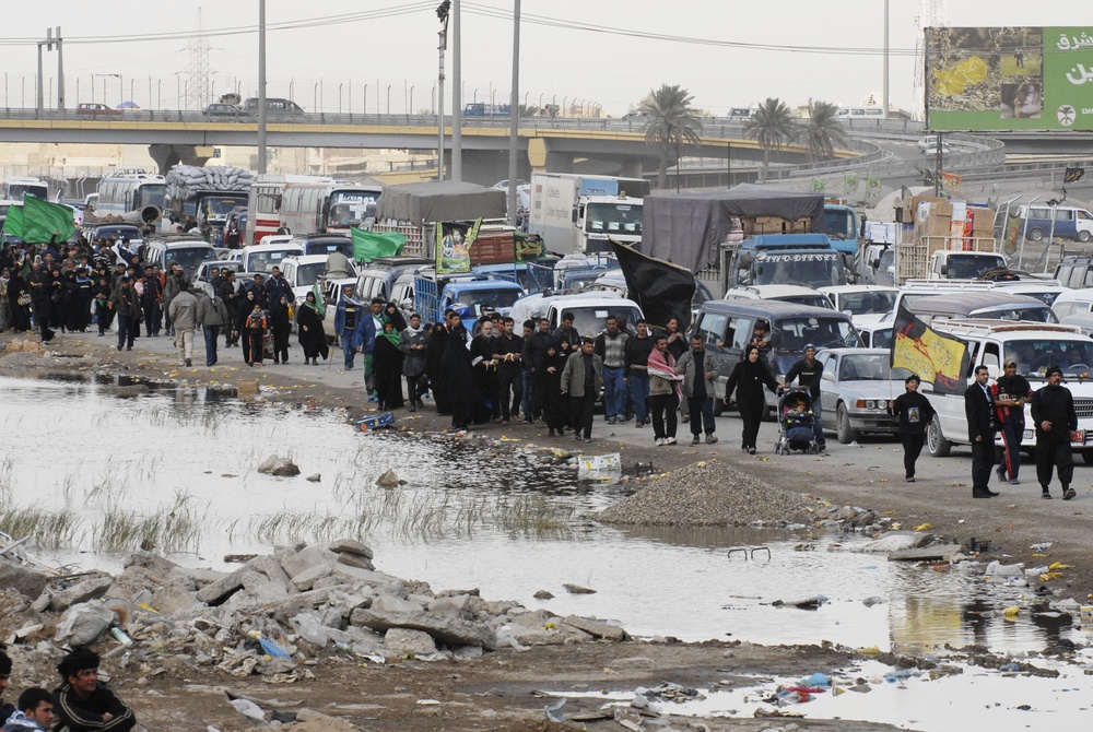 Iraqis make Arba`iniyah trek via Airport Road