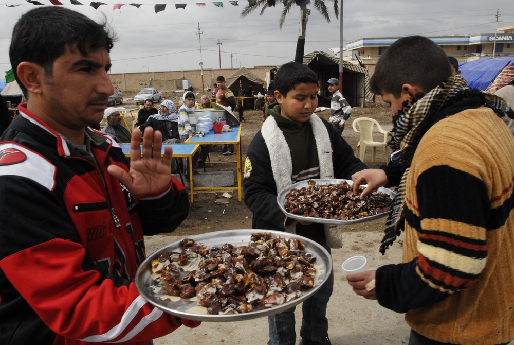 Iraqis Make Arba`iniyah Trek Via Airport Road