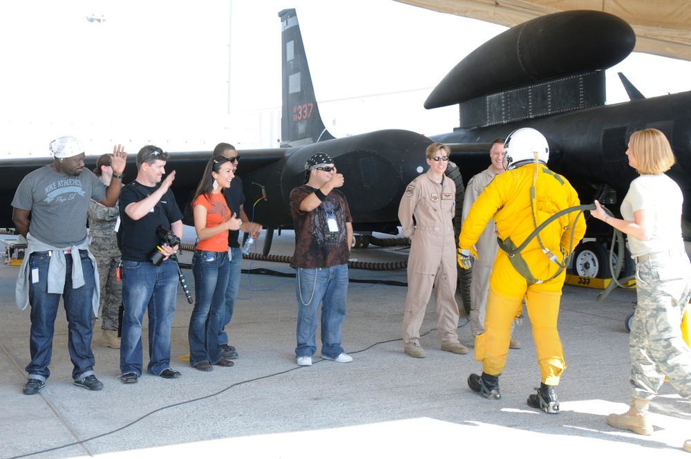 Los Bad Apples Entertain Core of 380th Air Expeditionary Wing Los Bad Apples Entertain Core of 380th Air Expeditionary Wing