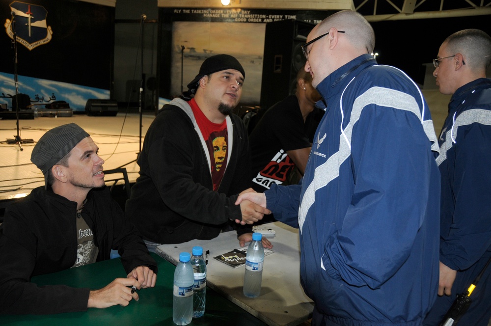 Los Bad Apples Entertain Core of 380th Air Expeditionary Wing Los Bad Apples Entertain Core of 380th Air Expeditionary Wing