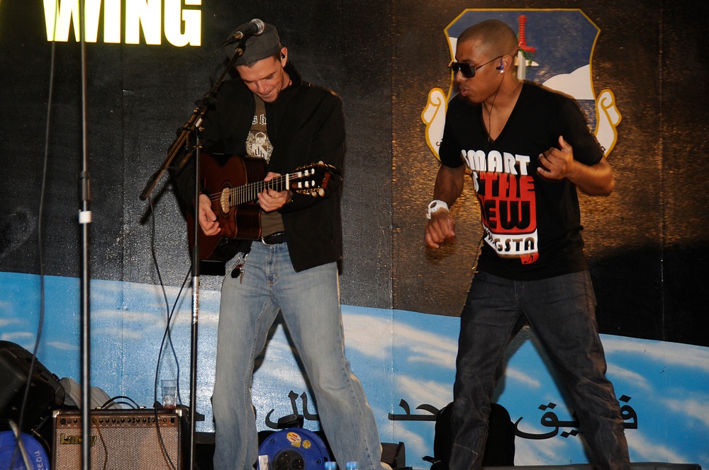 Los Bad Apples Entertain Core of 380th Air Expeditionary Wing Los Bad Apples Entertain Core of 380th Air Expeditionary Wing