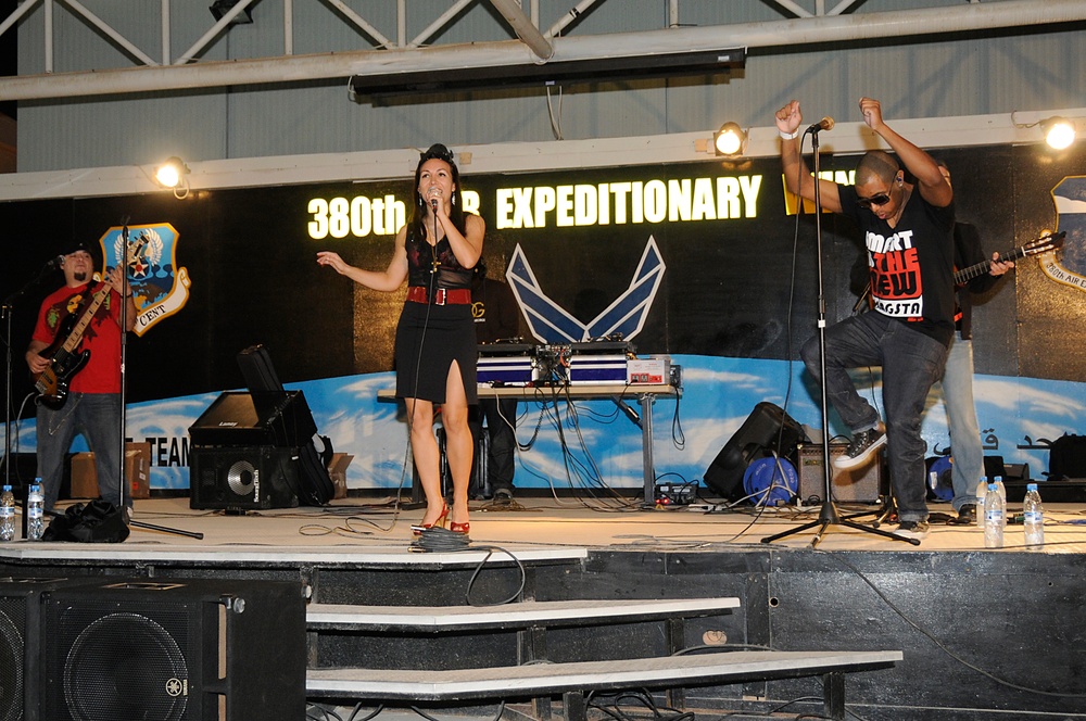 Los Bad Apples Entertain Core of 380th Air Expeditionary Wing Los Bad Apples Entertain Core of 380th Air Expeditionary Wing