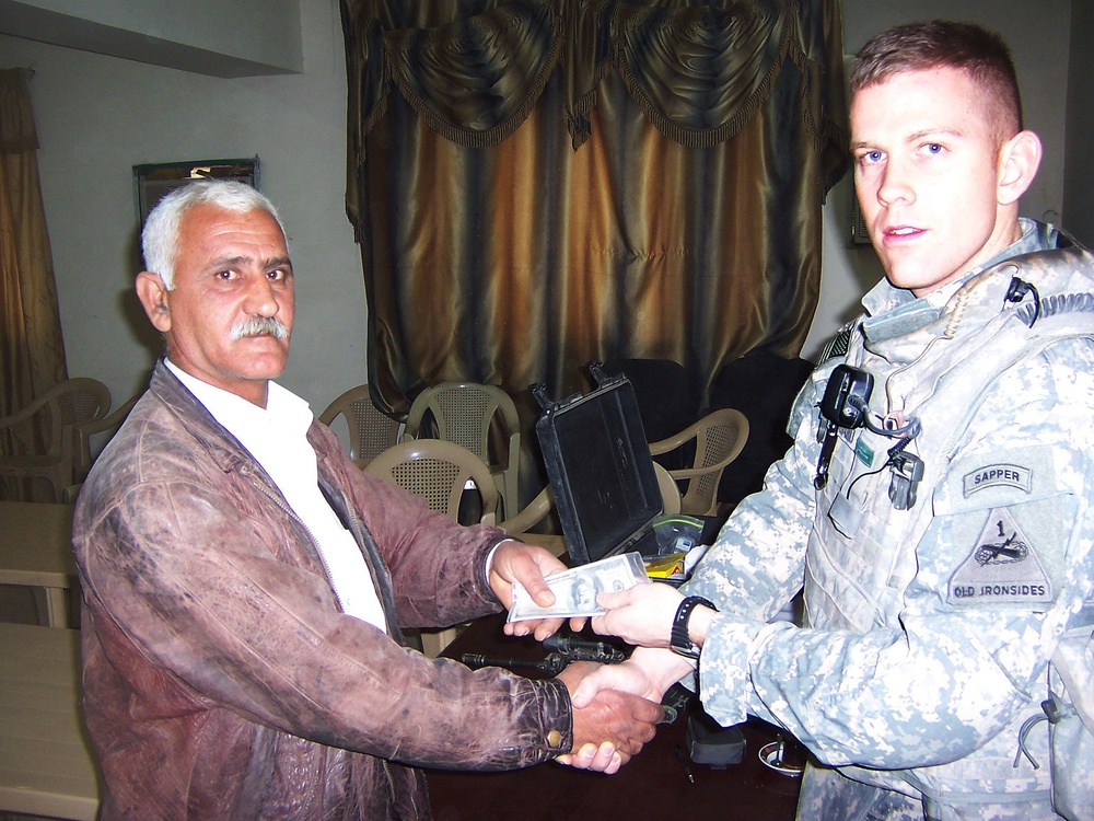 Jisr Diyala merchants get micro-grants from 'Iron Soldiers'