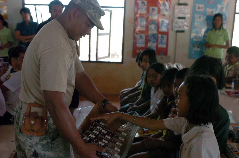 Hawaii Soldiers, Thai Marines distribute 37,000 cartons of milk to schools, community