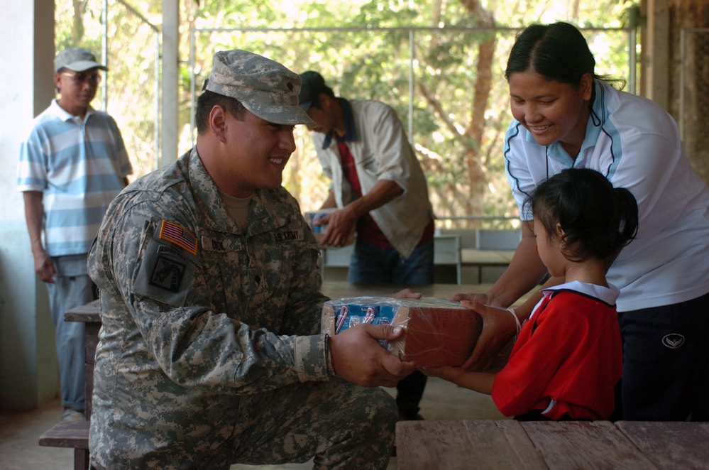 Hawaii Soldiers, Thai Marines distribute 37,000 cartons of milk to schools, community