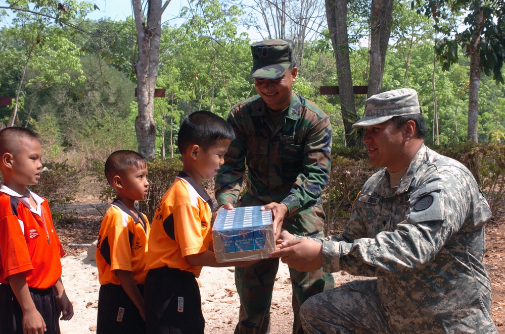 Hawaii Soldiers, Thai Marines distribute 37,000 cartons of milk to schools, community