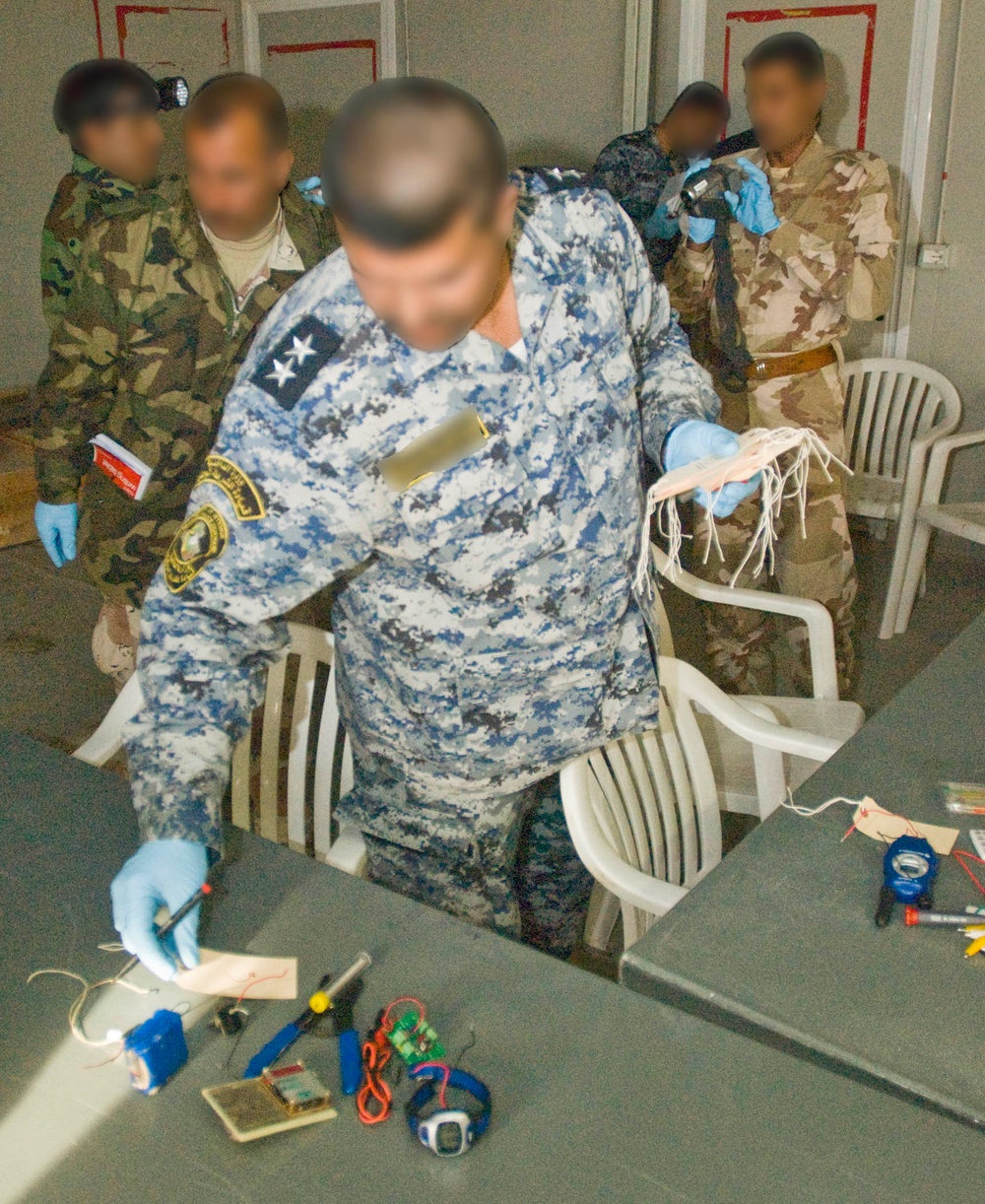 Military Intelligence team teaches Iraqi Army, Iraqi Police Crime Scene Investigation tactics