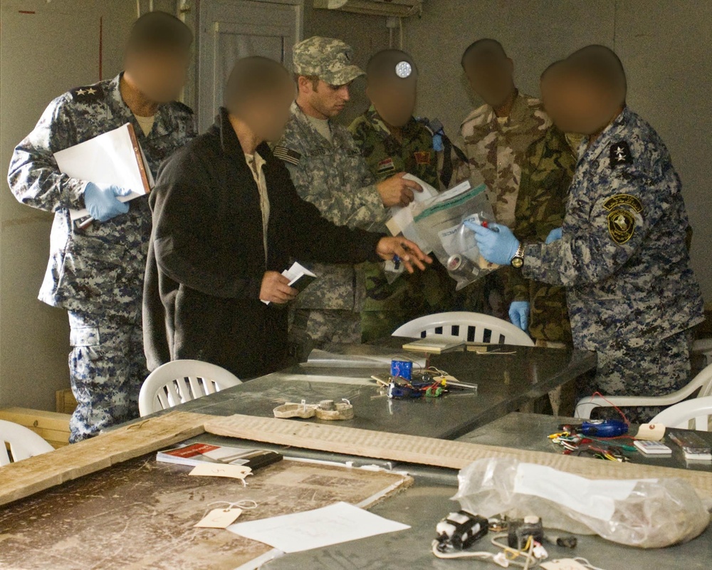 Military Intelligence team teaches Iraqi Army, Iraqi Police Crime Scene Investigation tactics