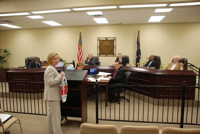 Engineer commander presents mayor, city council with symbolic flag