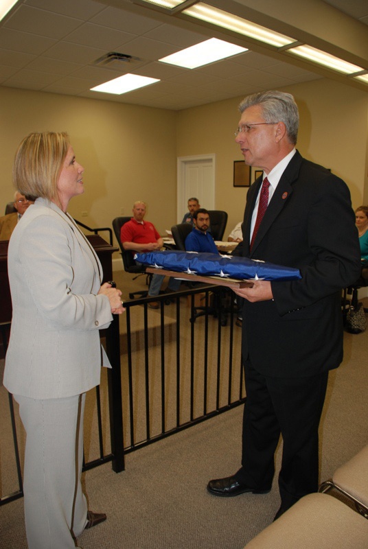 Engineer commander presents mayor, city council with symbolic flag