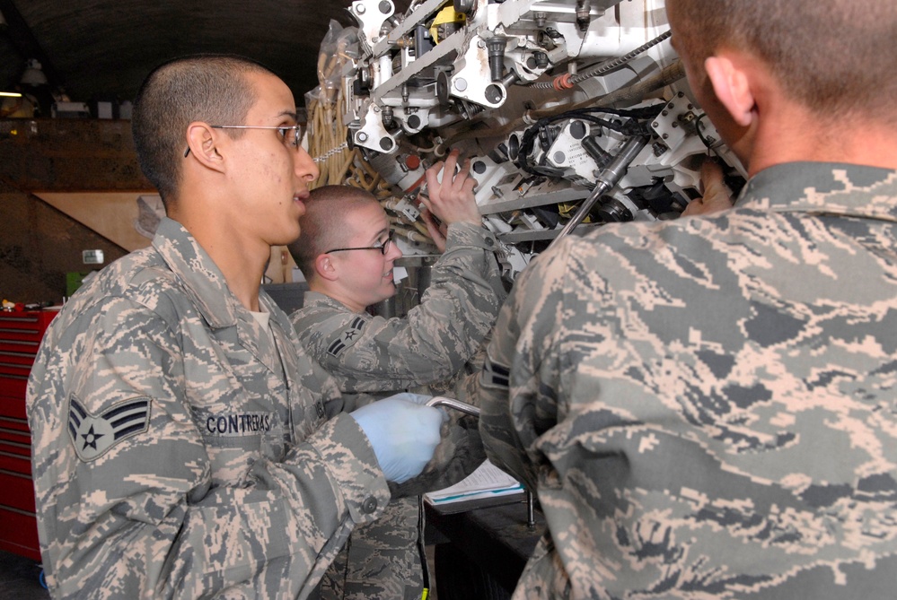 B-1B Lancer Service Check