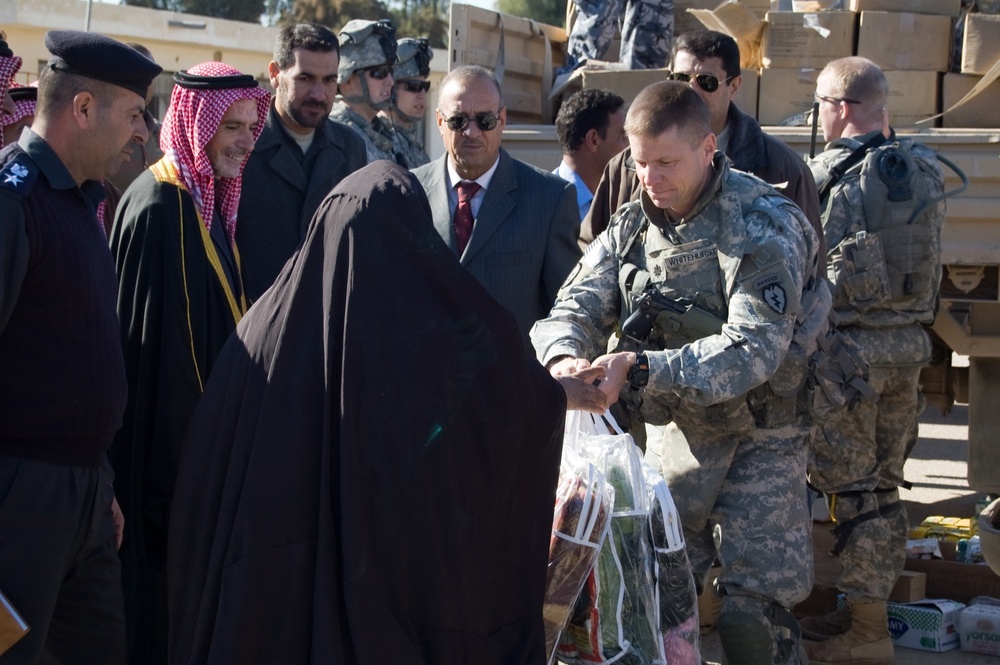 Needy families in Samarra receive gifts during Eid al-Adha
