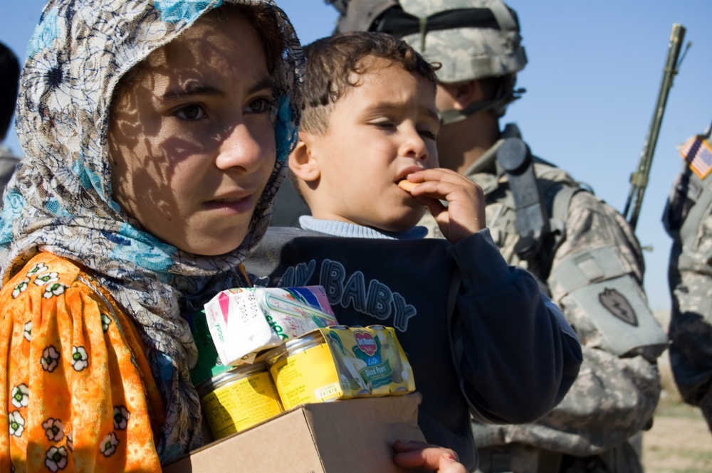 Needy families in Samarra receive gifts during Eid al-Adha