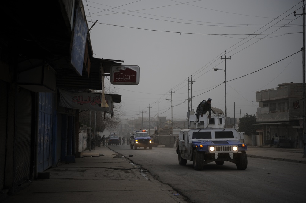 Patrol in the Zinjali neighborhood of Mosul