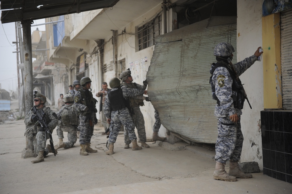 Patrol in the Zinjali neighborhood of Mosul