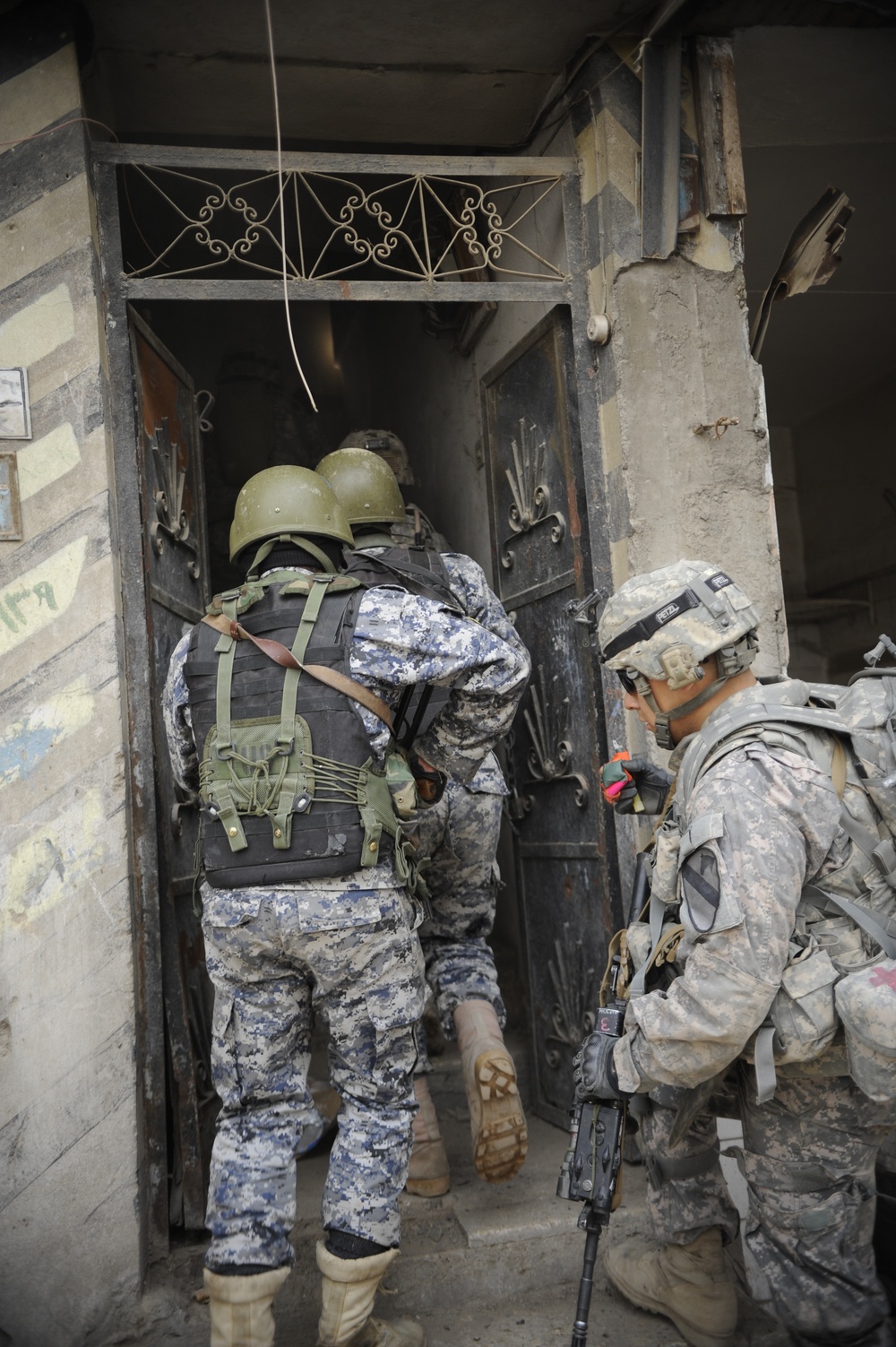 Patrol in the Zinjali neighborhood of Mosul