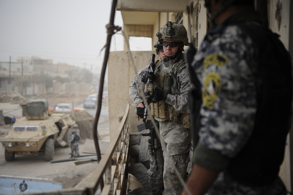 Patrol in the Zinjali neighborhood of Mosul