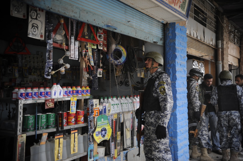 Patrol in the Zinjali neighborhood of Mosul