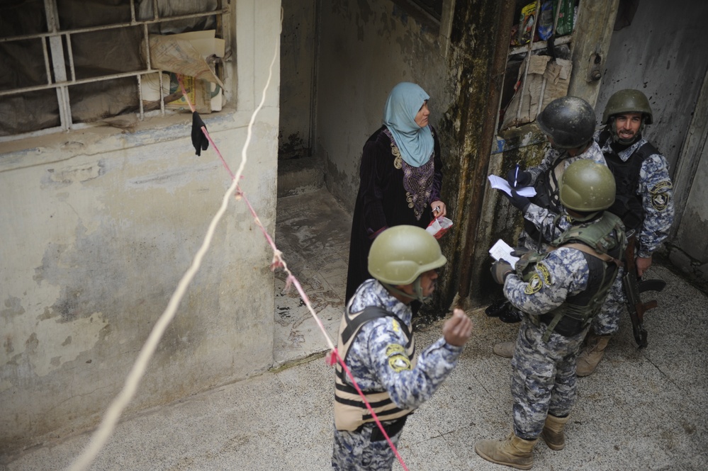 Patrol in the Zinjali neighborhood of Mosul
