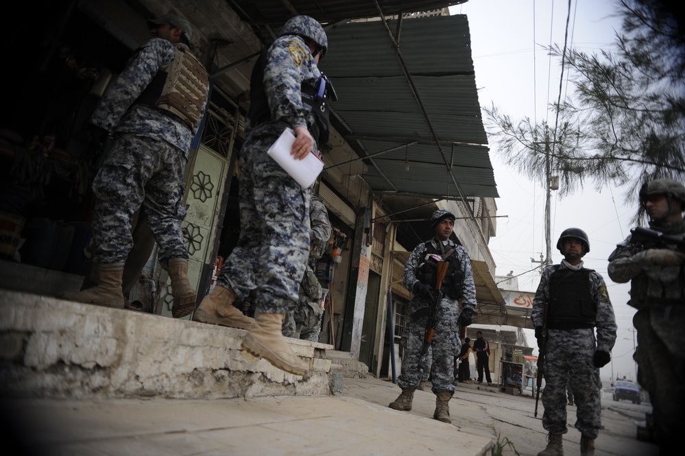Patrol in the Zinjali neighborhood of Mosul