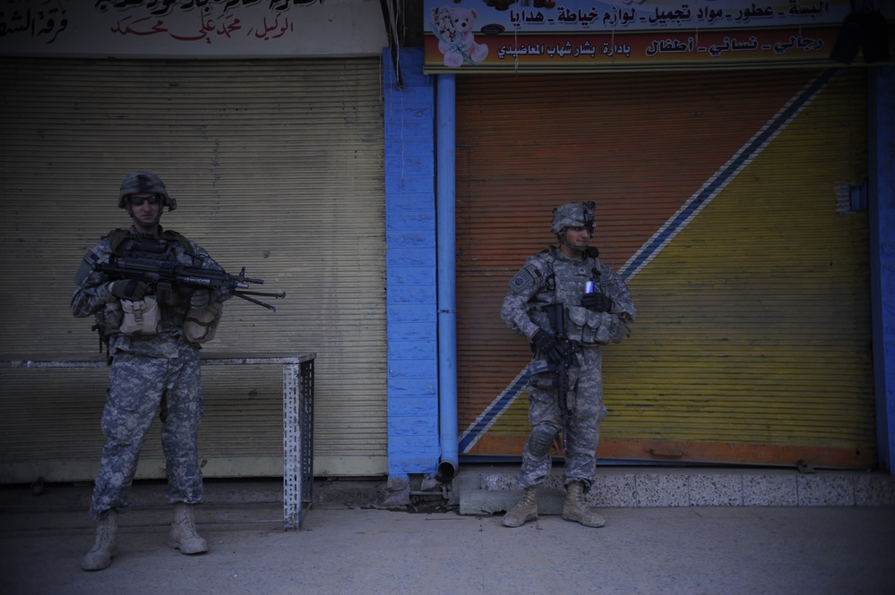 Patrol in the Zinjali neighborhood of Mosul