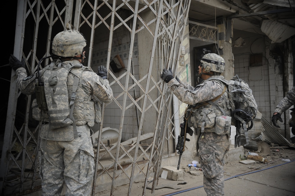 Patrol in the Zinjali neighborhood of Mosul