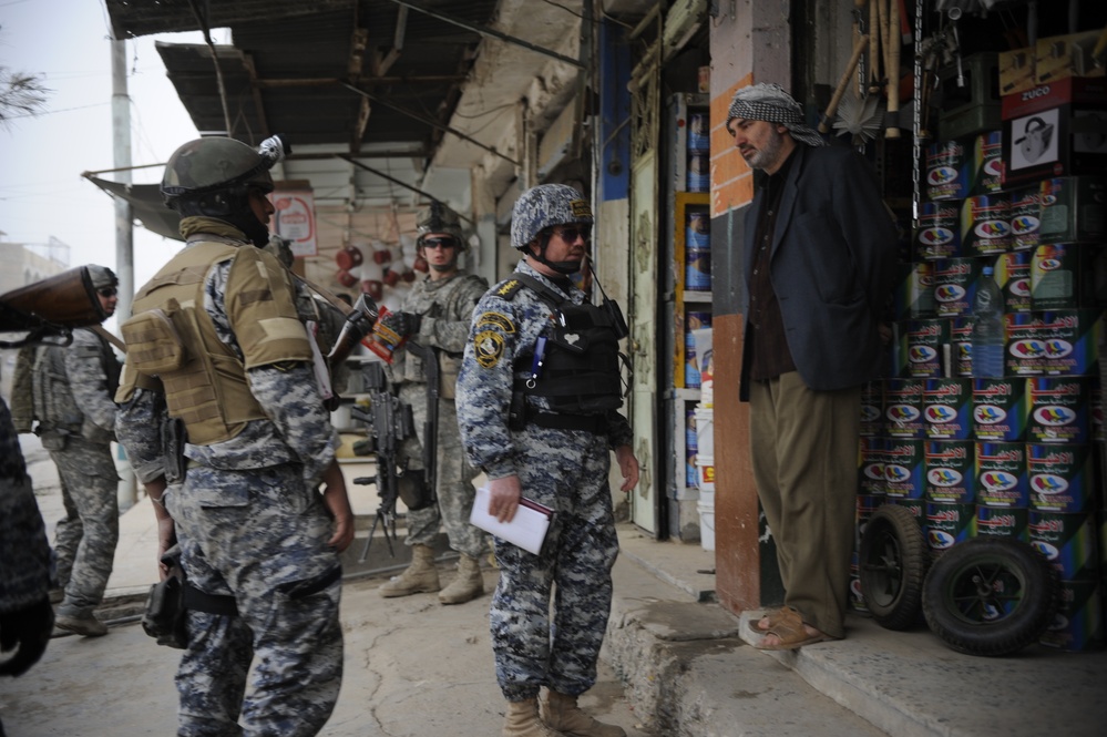 Patrol in the Zinjali neighborhood of Mosul
