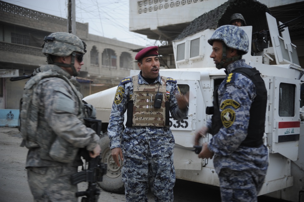 Patrol in the Zinjali neighborhood of Mosul