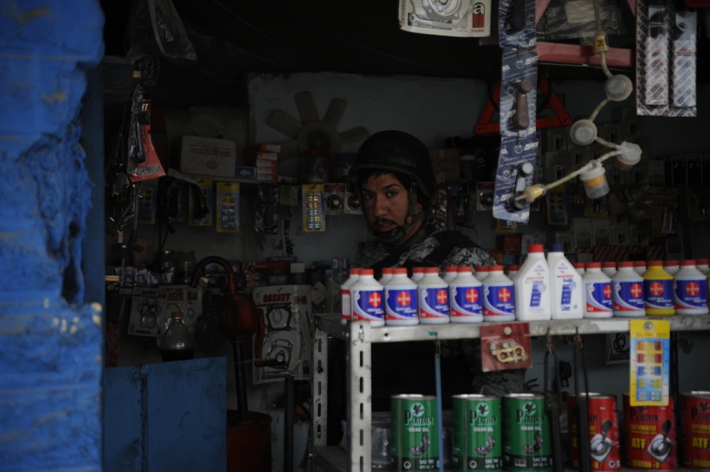 Patrol in the Zinjali neighborhood of Mosul