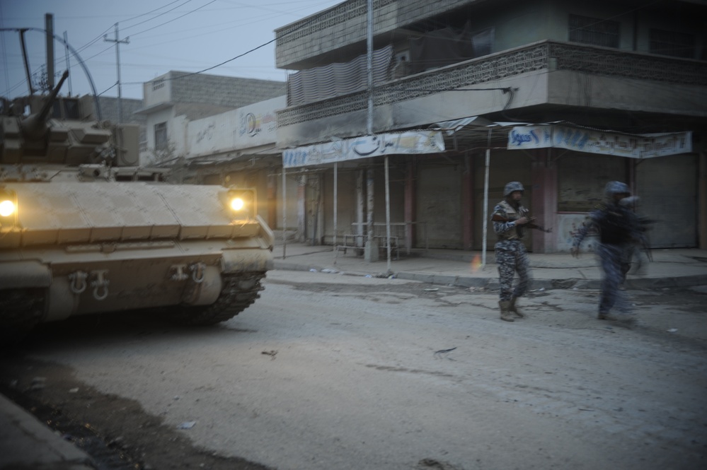 Patrol in the Zinjali neighborhood of Mosul