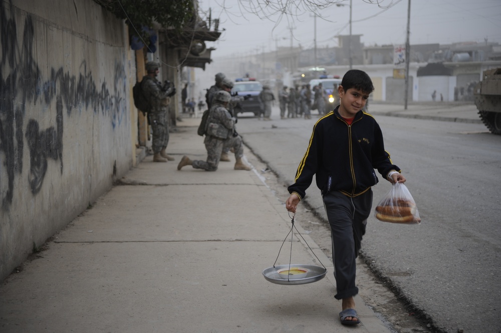 Patrol in the Zinjali neighborhood of Mosul