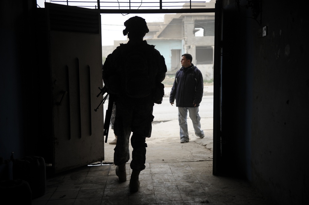 Patrol in the Zinjali neighborhood of Mosul