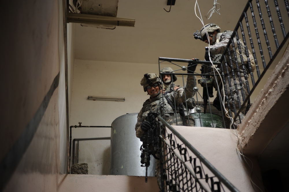Patrol in the Zinjali neighborhood of Mosul