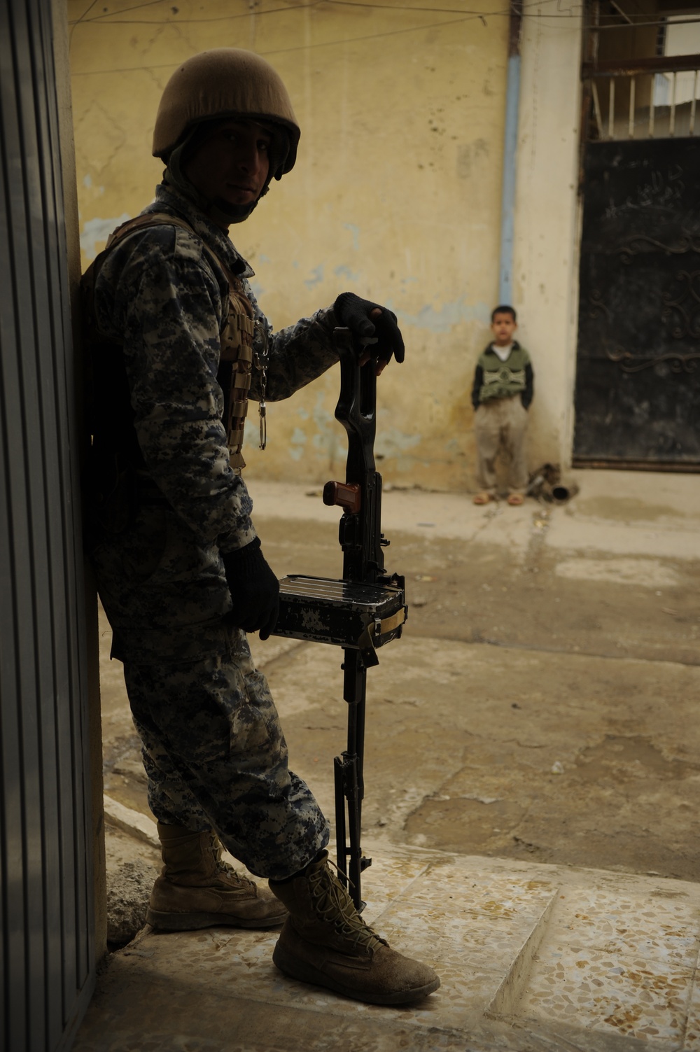 Patrol in the Zinjali neighborhood of Mosul