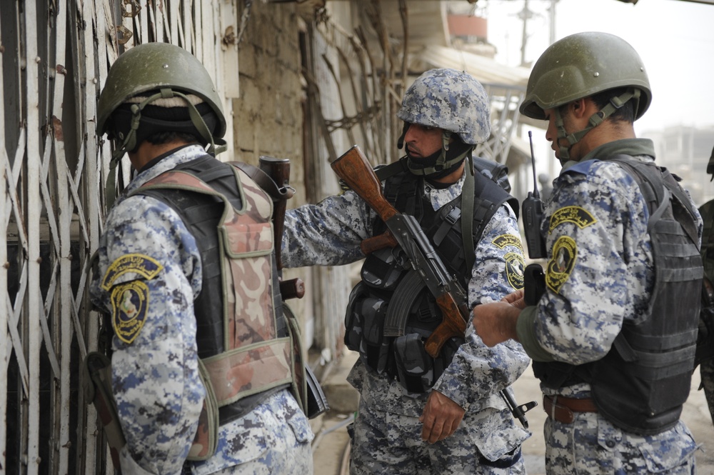 Patrol in the Zinjali neighborhood of Mosul