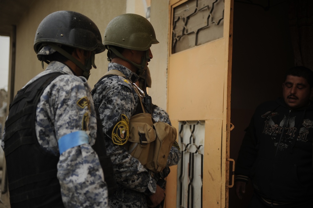 Patrol in the Zinjali neighborhood of Mosul