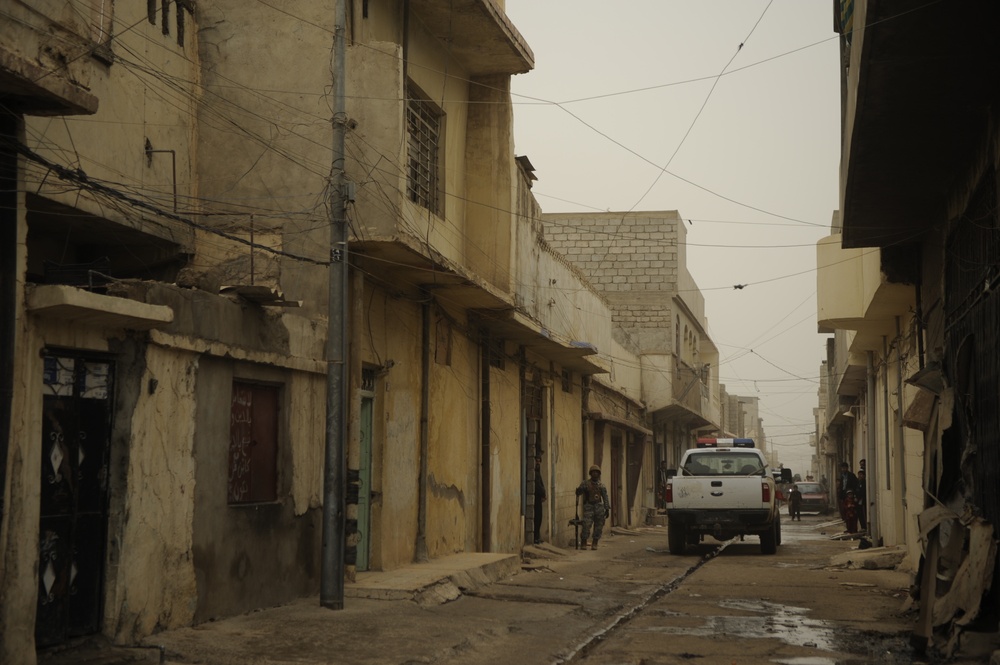 Patrol in the Zinjali neighborhood of Mosul