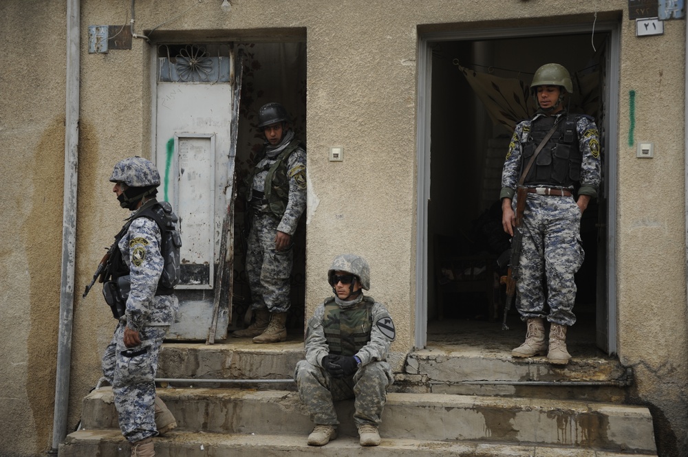 Patrol in the Zinjali neighborhood of Mosul