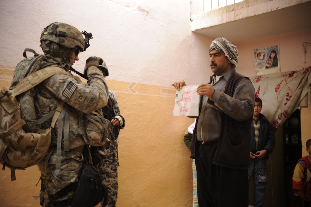 Patrol in the Zinjali neighborhood of Mosul