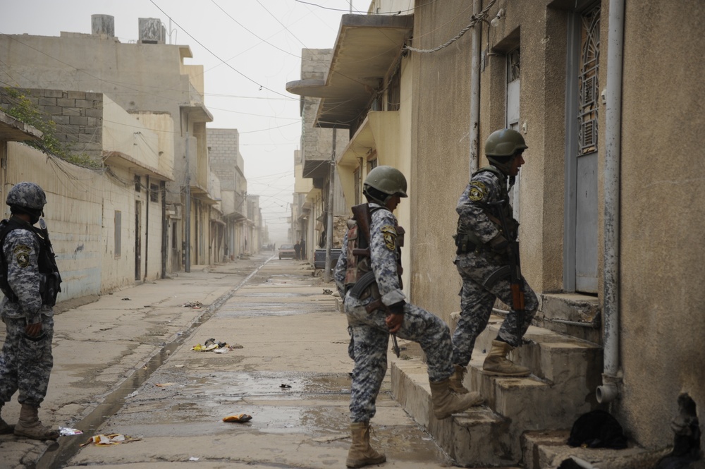 Patrol in the Zinjali neighborhood of Mosul