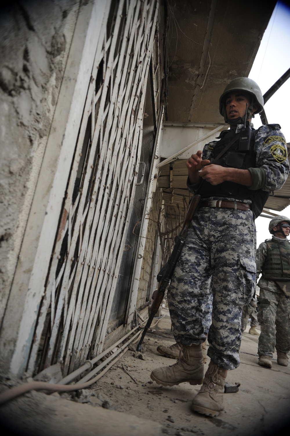 Patrol in the Zinjali neighborhood of Mosul