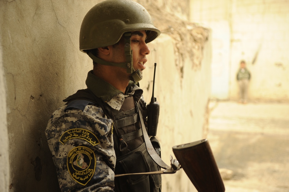 Patrol in the Zinjali neighborhood of Mosul