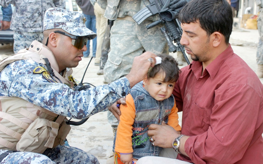 Iraqi Security Forces, Multi-National Division - Baghdad Soldiers distribute supplies to Karada schools