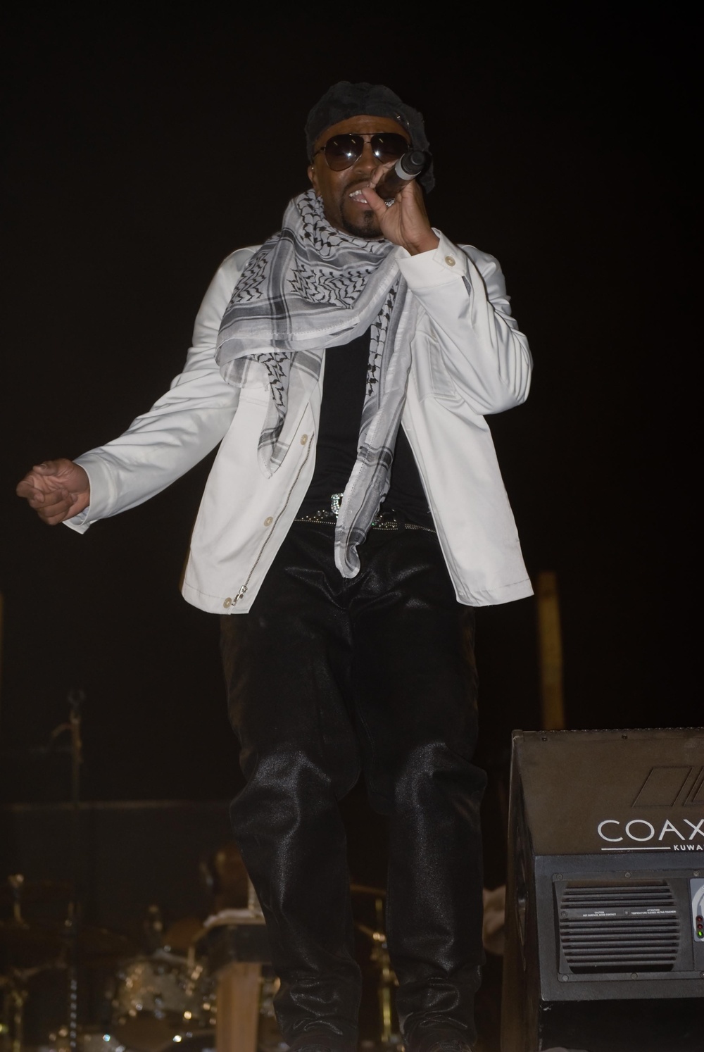 Blackstreet thanks Troops by giving concert