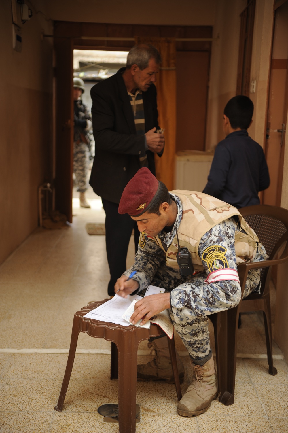 Census operations in Zinjali neighborhood of Mosul