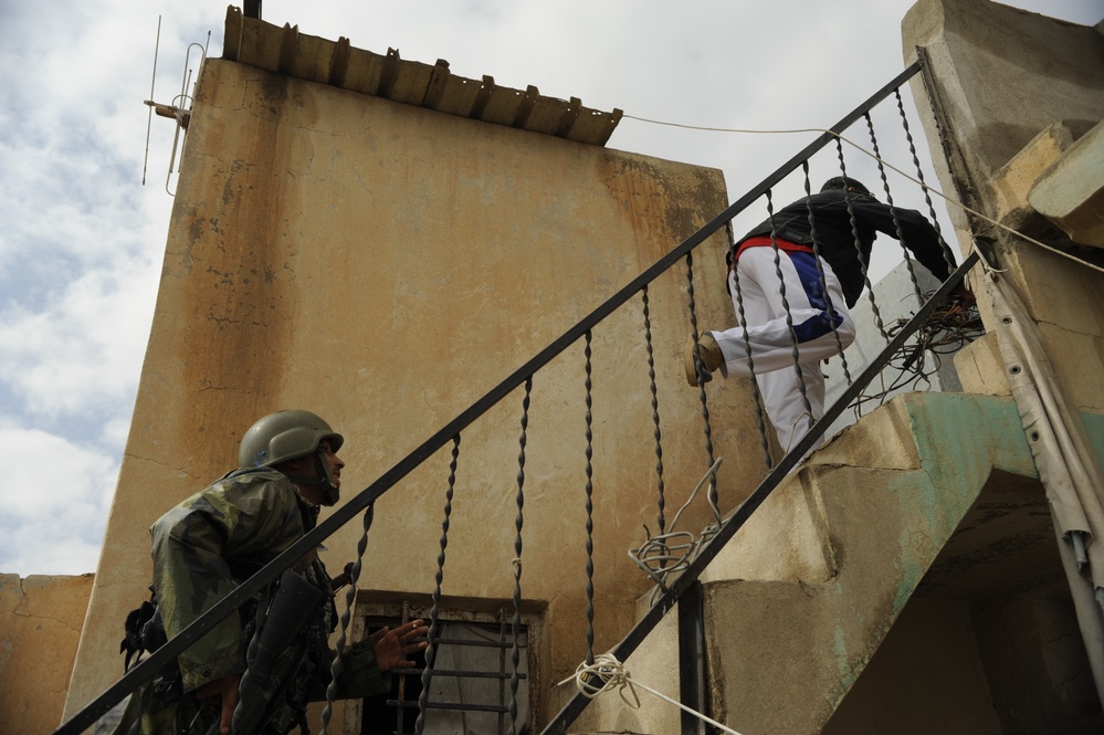 Census operations in Zinjali neighborhood of Mosul