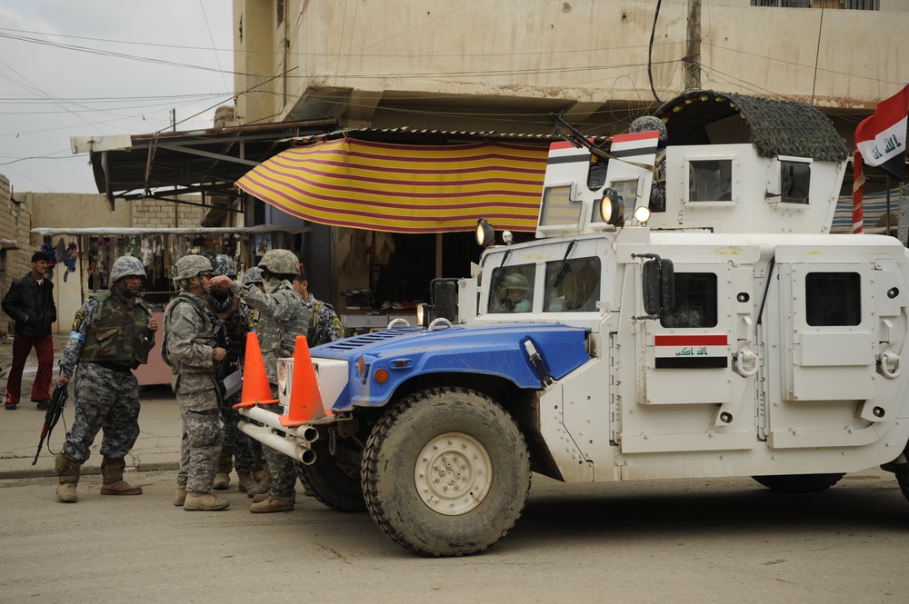 Census operations in Zinjali neighborhood of Mosul