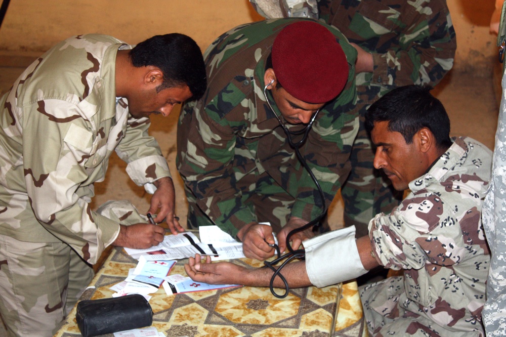 Iraqi Army Soldiers bag new medical skills