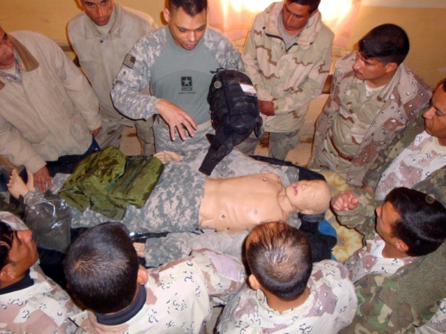 Iraqi Army Soldiers bag new medical skills
