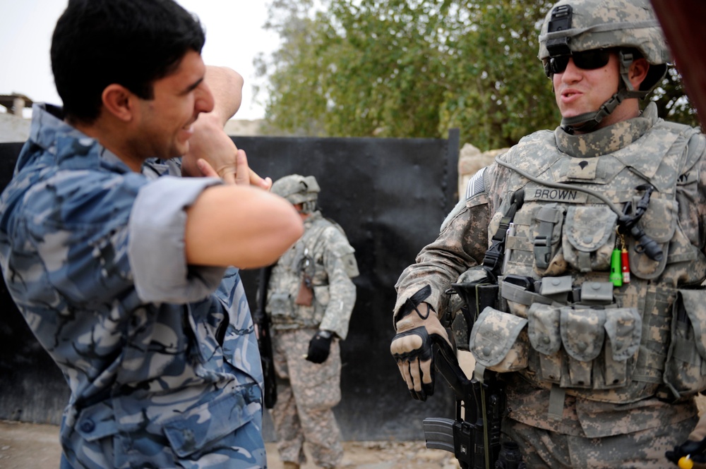 Patrol through the At Tannumah District in Basra